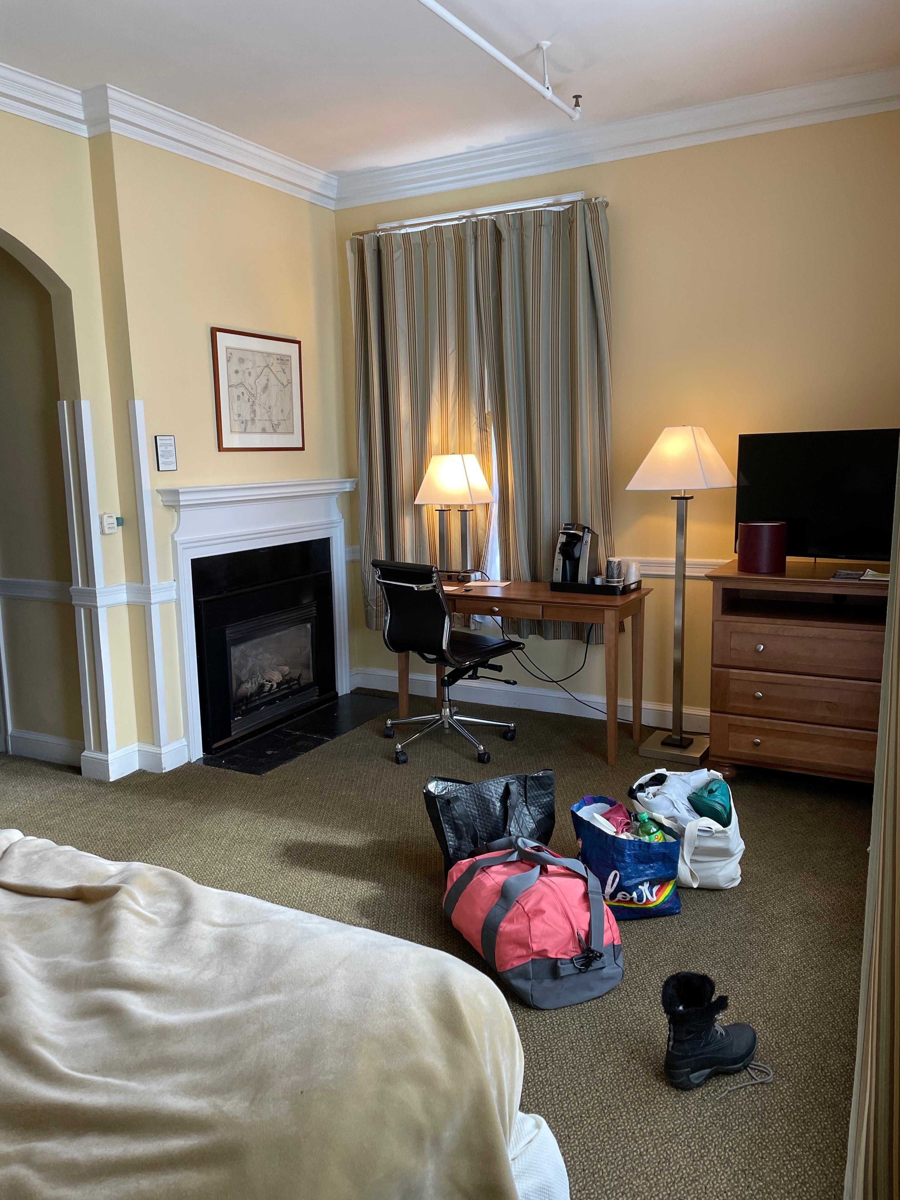 Nice comfortable room with a fireplace