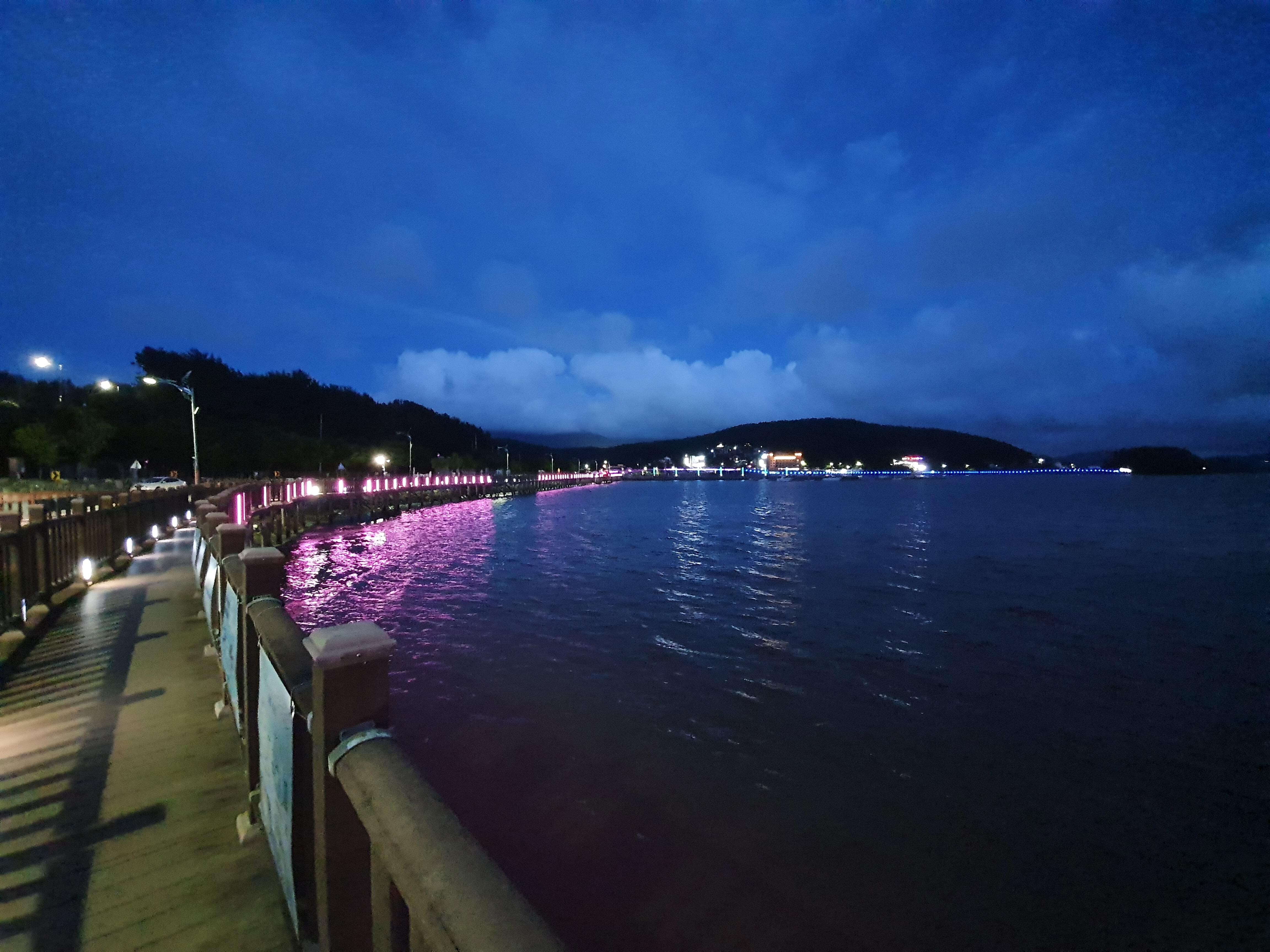 호텔앞 바다산책길 야경입니다..