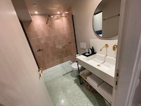 Une salle de bain spacieuse avec tout ce qu’il faut et pas n’importe quoi!