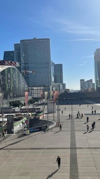 Del lado izquierdo está el hotel