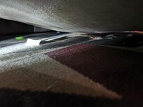 Dessous du lit... Et on ne voit pas très bien la couche de poussière...