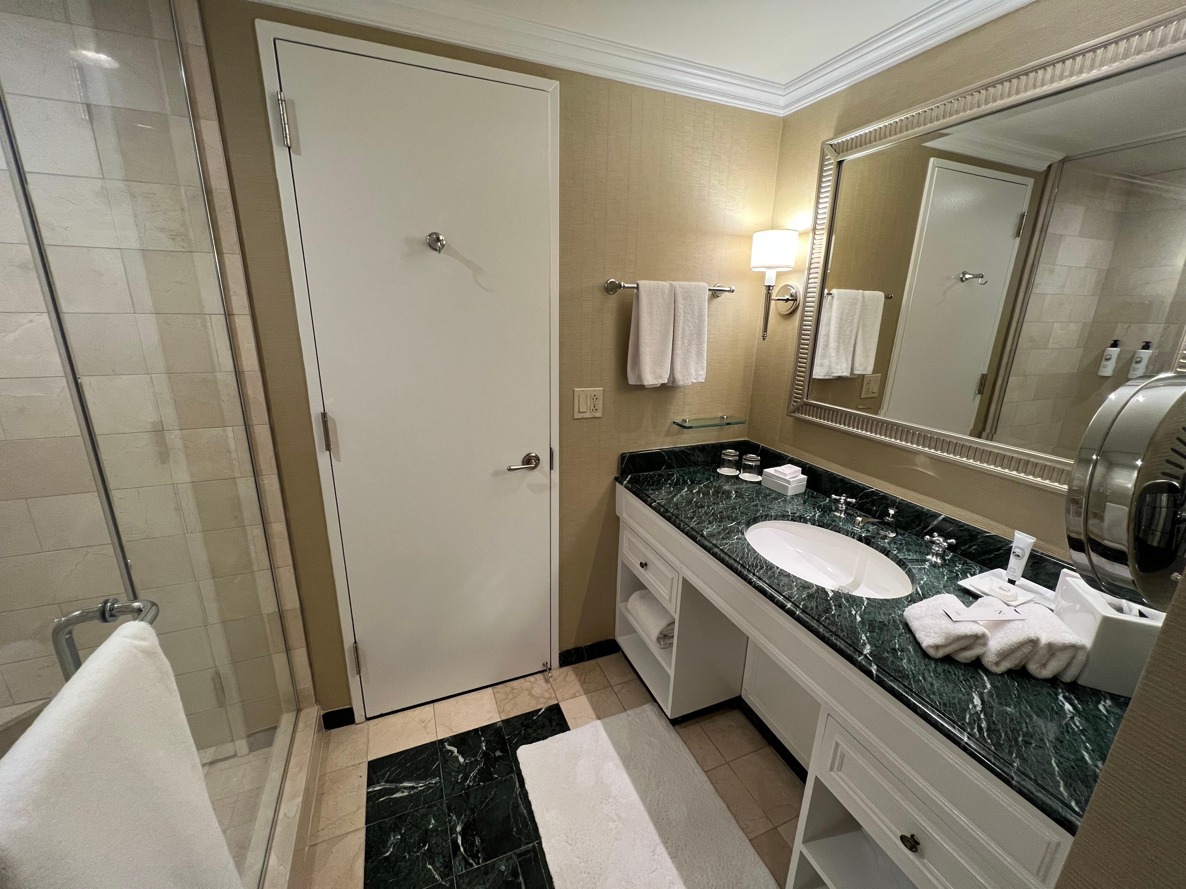 Badrummet taget mot dörren