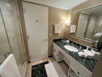 Badrummet taget mot dörren