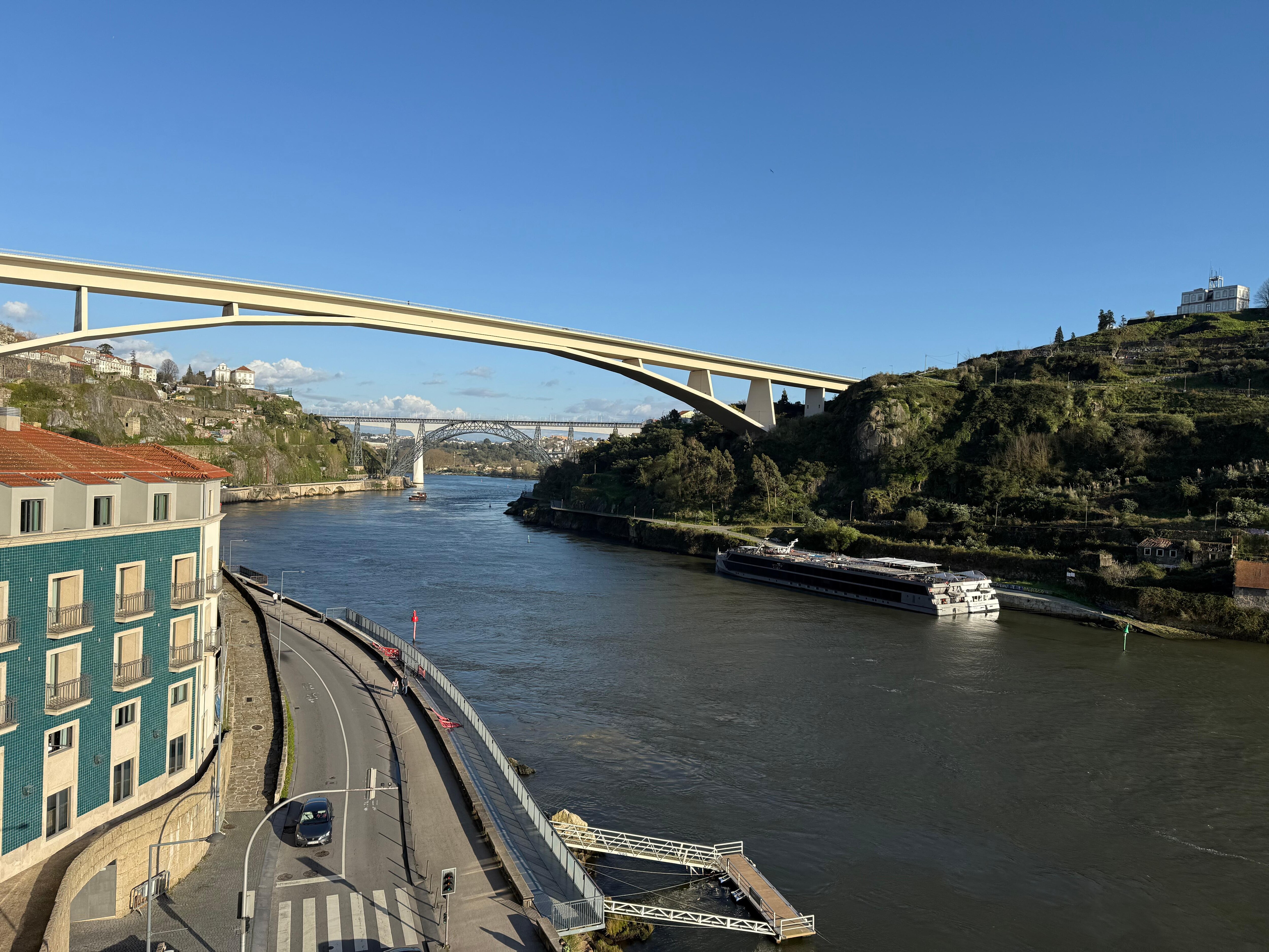 La vue du balcon de la chambre à gauche 