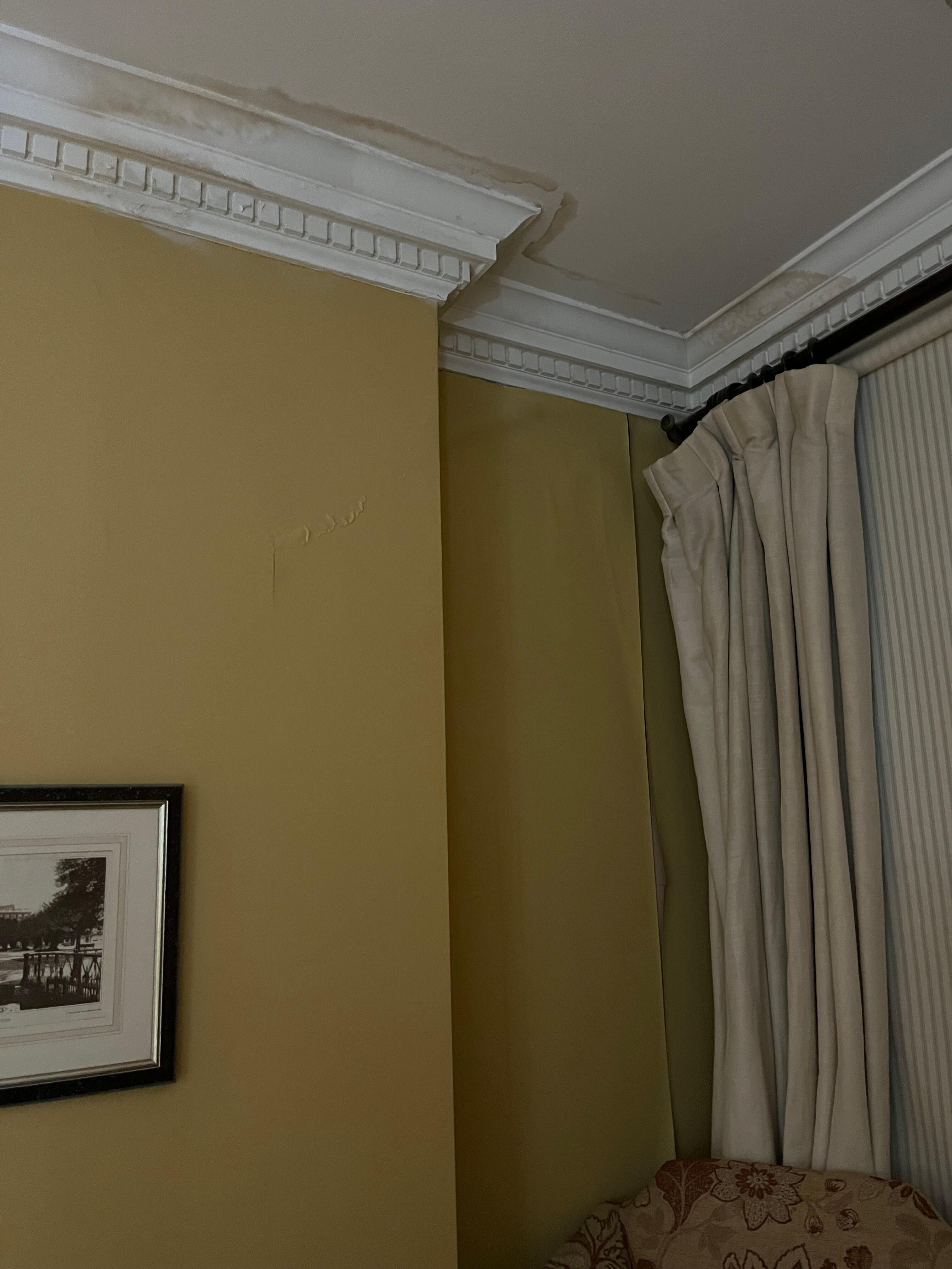 Tegn til at det har vært en vannskade. Kun 50% av lys i taket fungerte.