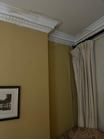 Tegn til at det har vært en vannskade. Kun 50% av lys i taket fungerte.