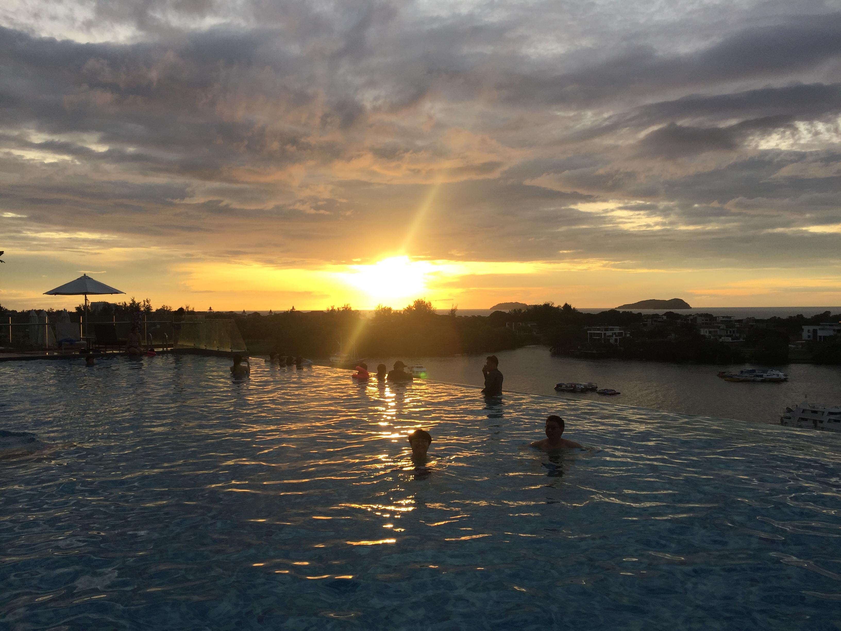Atardecer desde la piscina