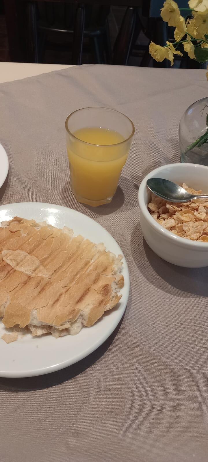 Pães, Frios, Sucos e demais ítens todos fresquinhos.