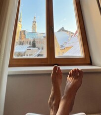 Vista do quarto. Relógio da Prefeitura e torre da Igreja São Pedro.