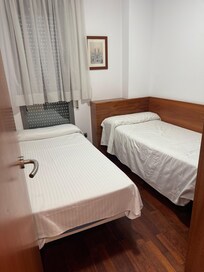 Bedroom with 2 twin beds