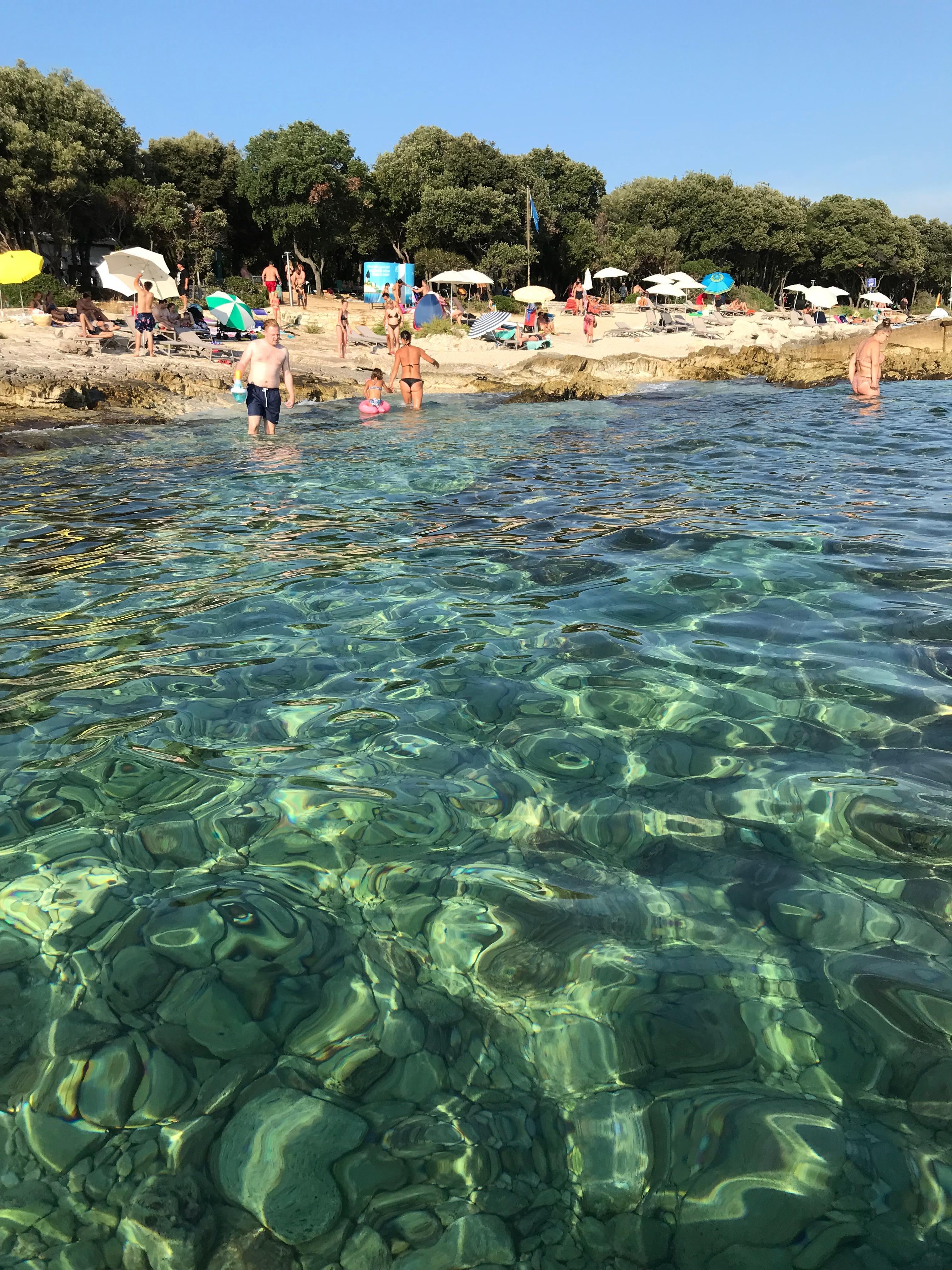 Et la même mais vue de la mer, eau limpide