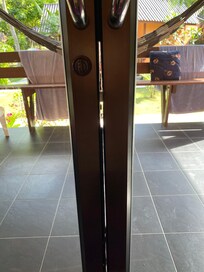 Dårlig tetningslist mellom skyvedørene som gjorde at det kom dyr inn.