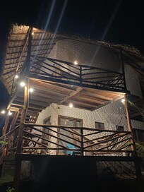 Bangalô de cima com cama de casal embaixo e duas camas de solteiro em cima