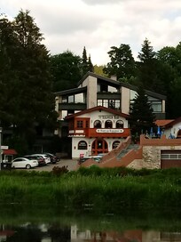 Blick vom Park auf das Hotel