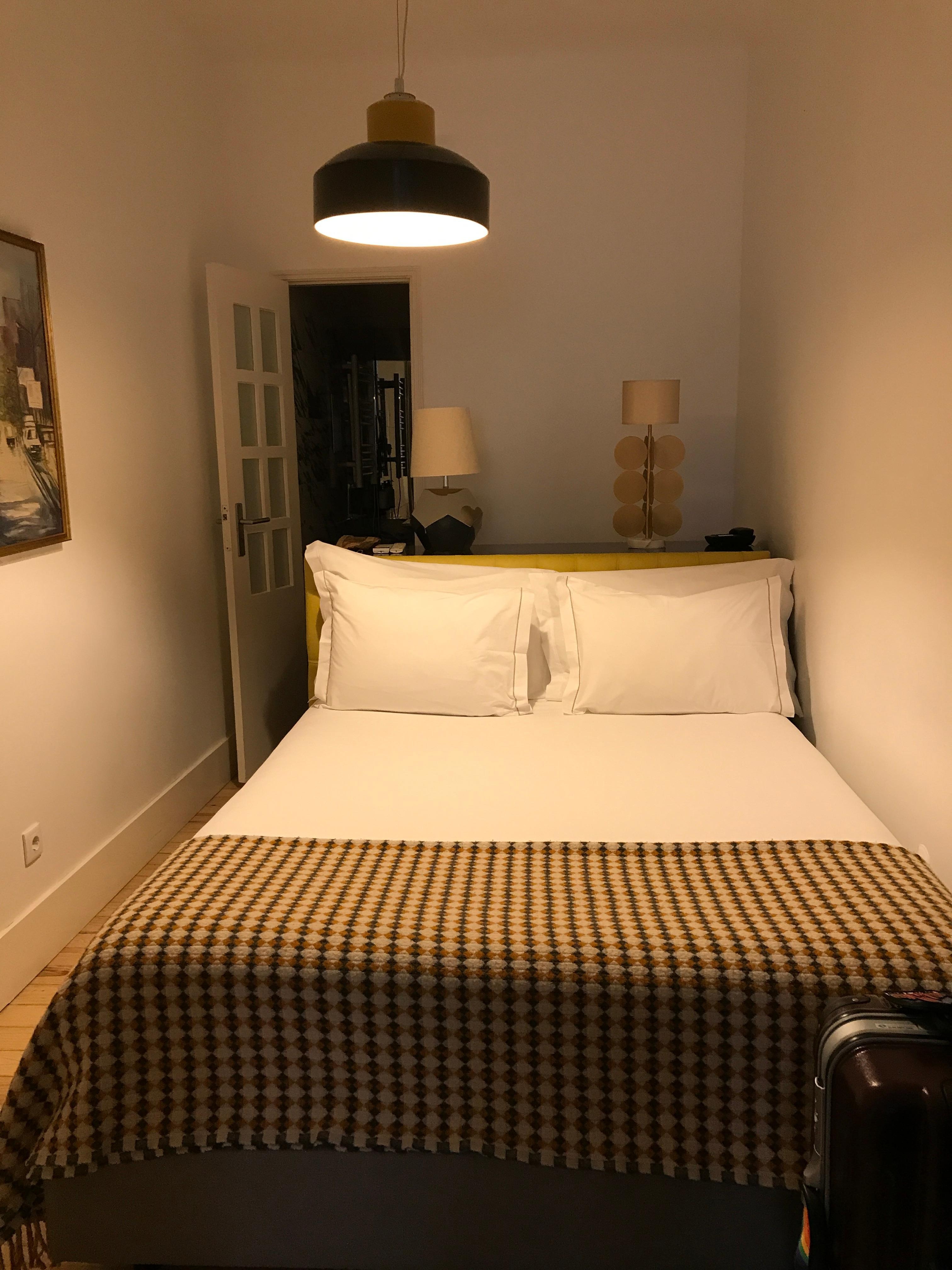 ベッドの後ろがバスルーム。バスタブなし。アメニティもシャンプーのみです。ヨーロッパのホテルには多い