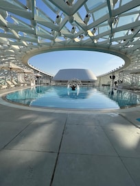 Piscina do hotel W em Abu Dhabi