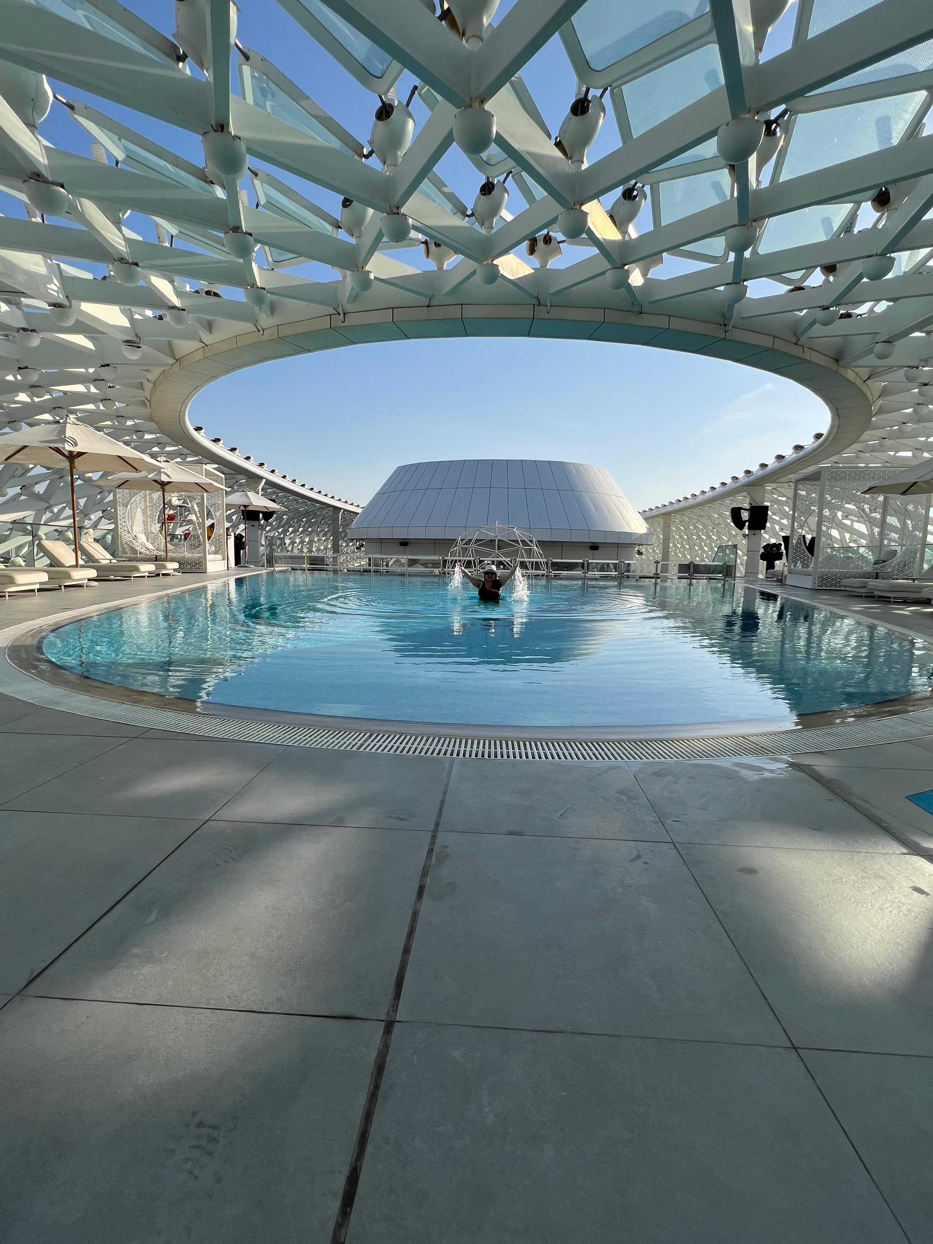 Piscina do hotel W em Abu Dhabi