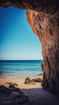 Fantastisk strand med mange grotter.