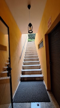 經過接待處側之門口上小庭園