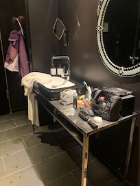 Vanity unit with sink in the room.
However neither sink had a working plug !