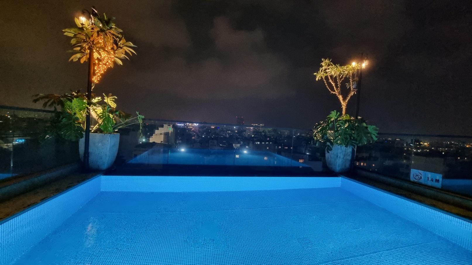 수영장에서의 야경