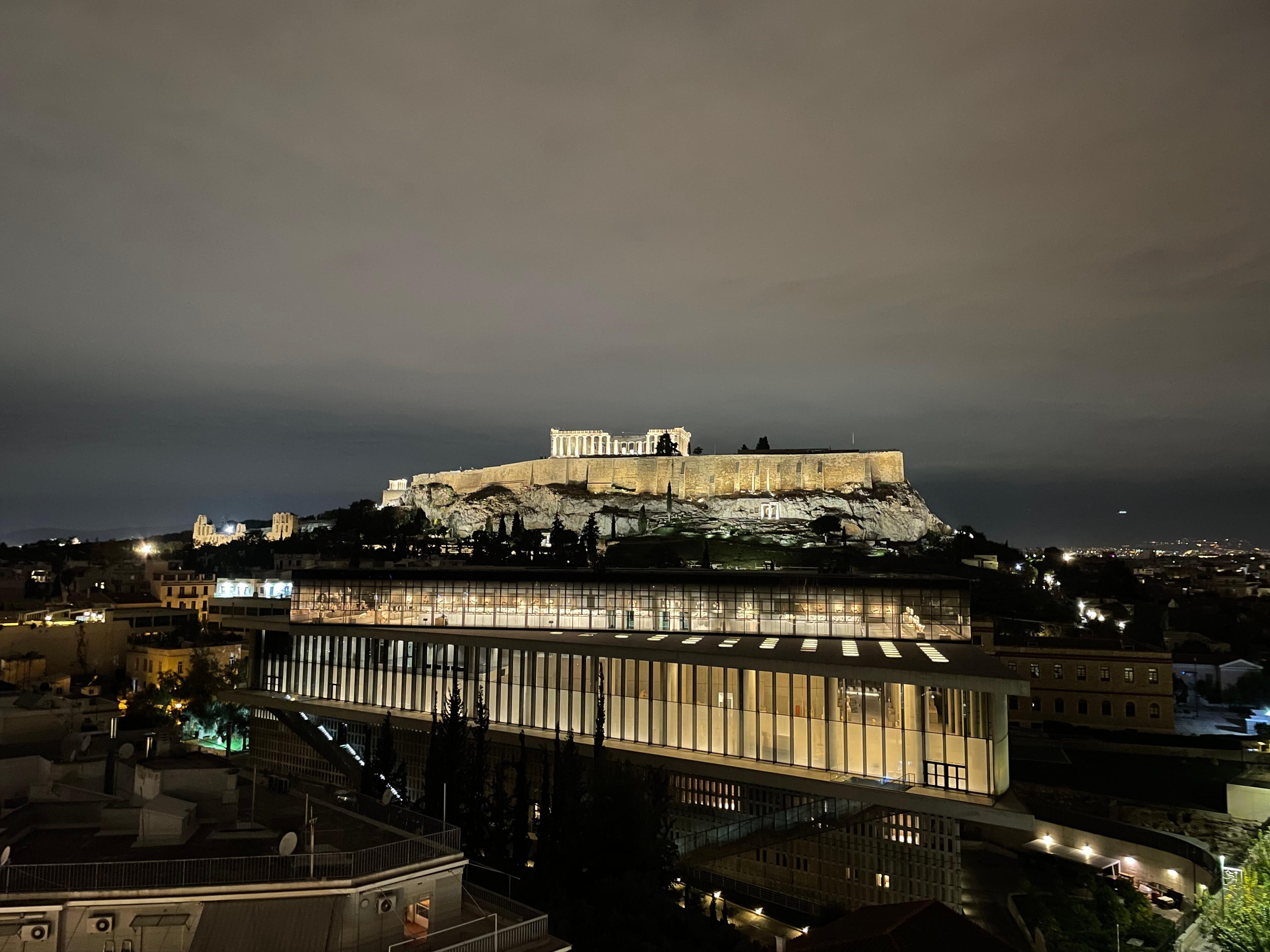 Vista noturna do terraço da piscina