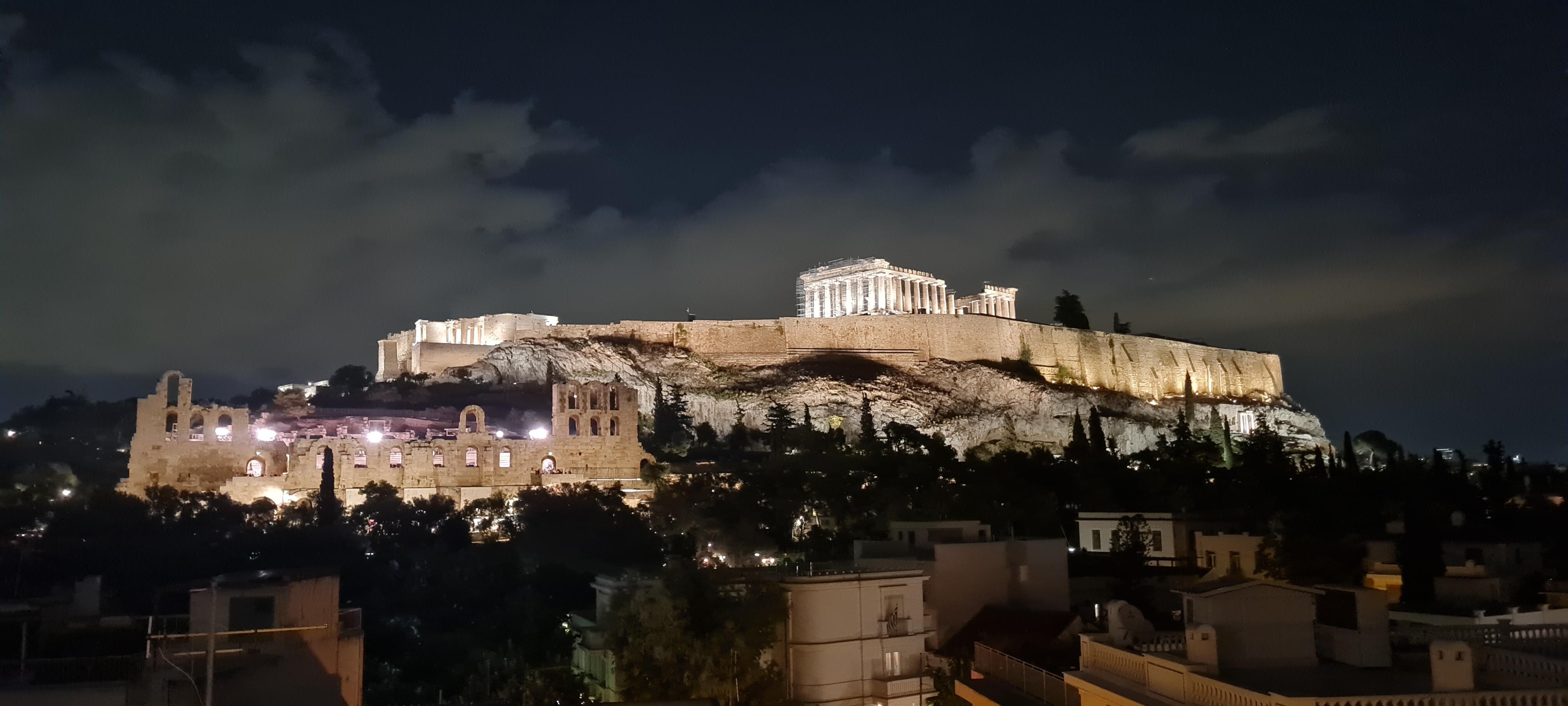 Vista do hotel Ć noite.