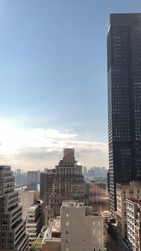 Vu des vitres devant l ascenseur.