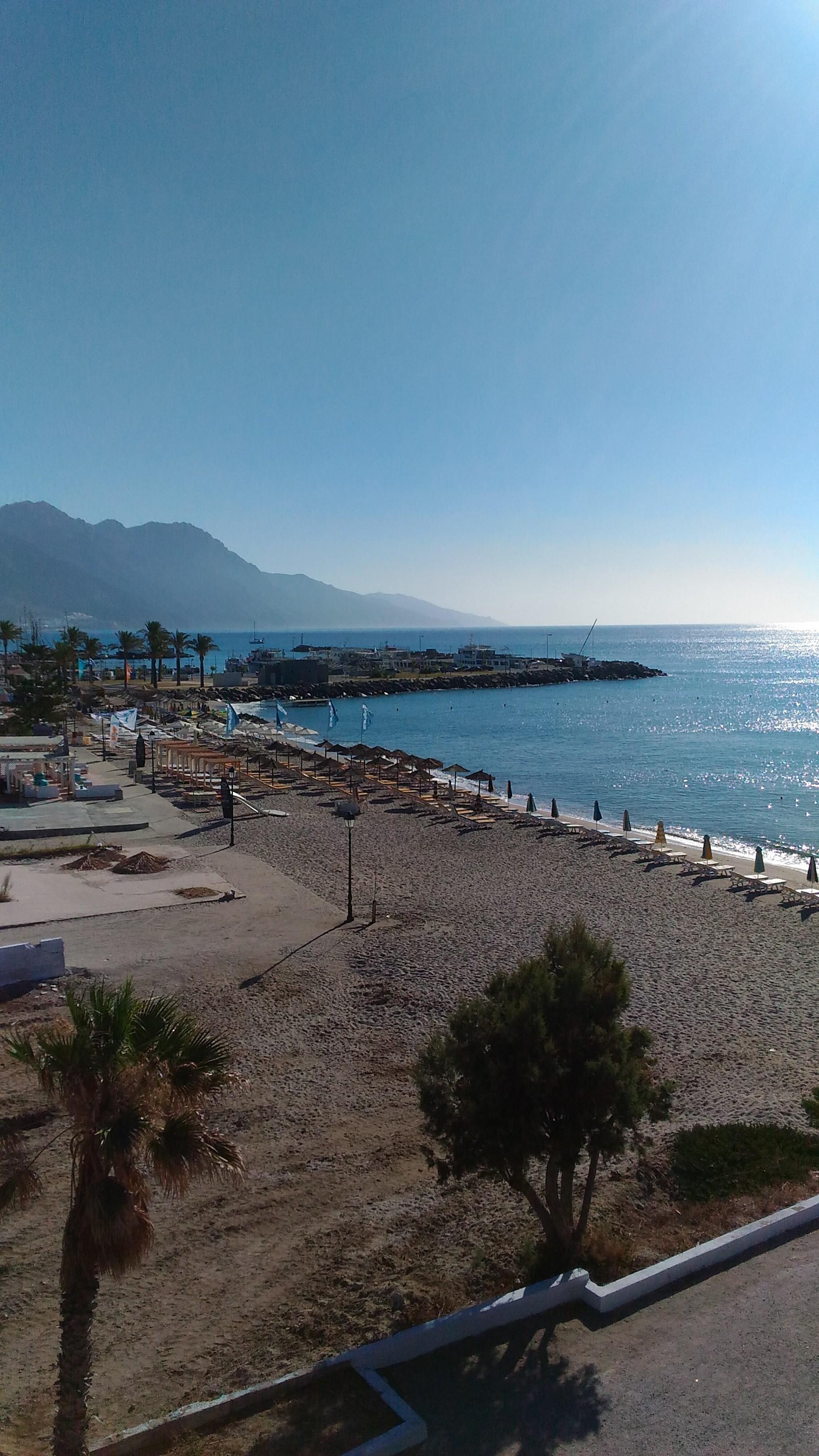 Spiaggia con lettini 