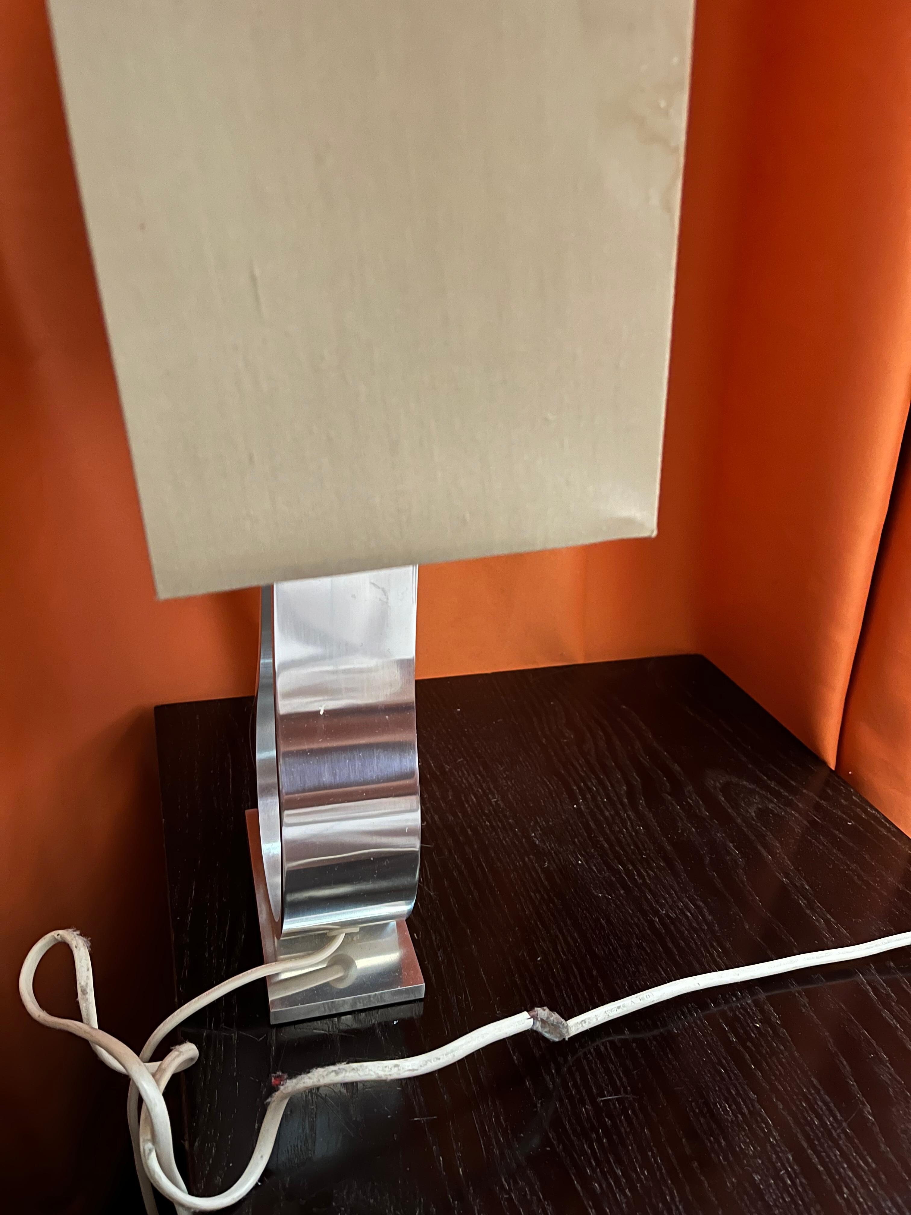 Lampeledning tapet med husholdningstape