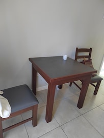 Ćrea de comedor "separada" NO ES CIERTO. EstĆ” frente a una cama.