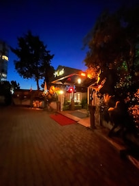 Otel girişi, otopark içerisinde