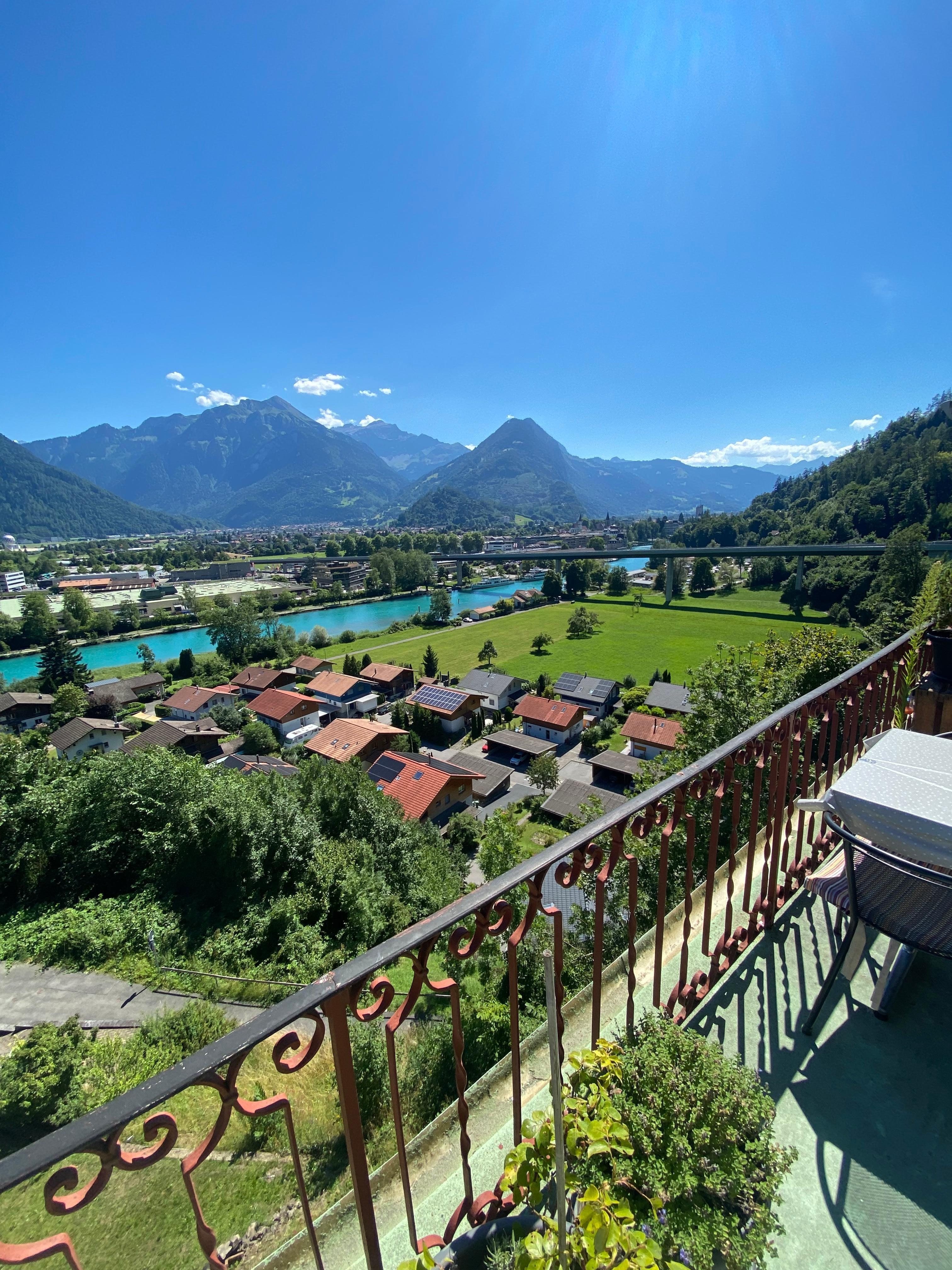 Utsikten fra fellesbalkongen som også blir brukt som frokostområde på sommeren.