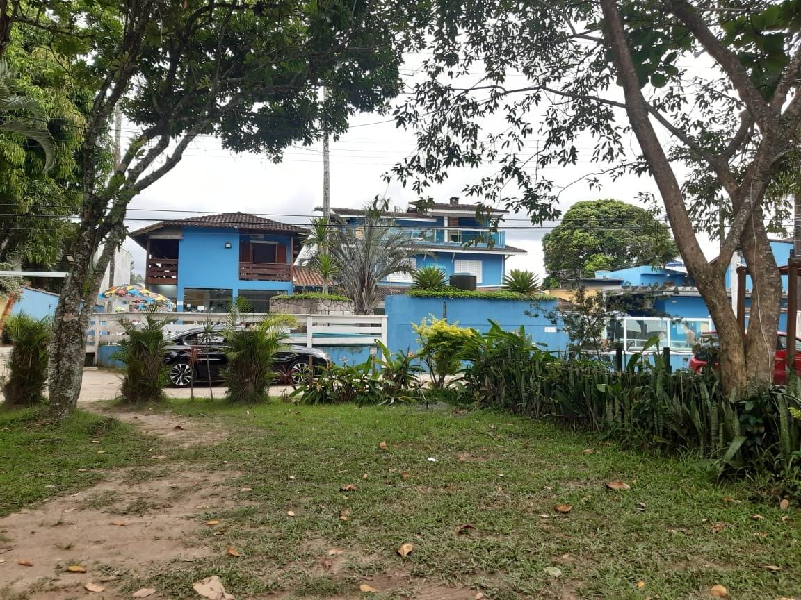 Do lado esquerdo, a vista de um dos quartos de frente para o mar. E o caminho que leva a praia.