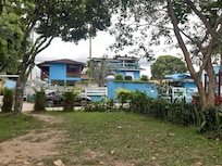 Do lado esquerdo, a vista de um dos quartos de frente para o mar. E o caminho que leva a praia.