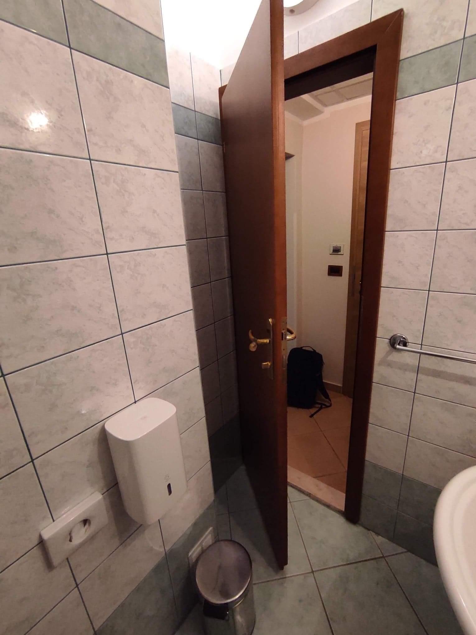 La porte de la salle de bains ne s'ouvre pas en entier à cause du recoin du mur