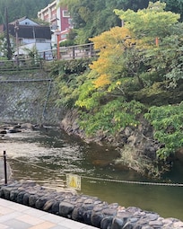 荒湯の近く