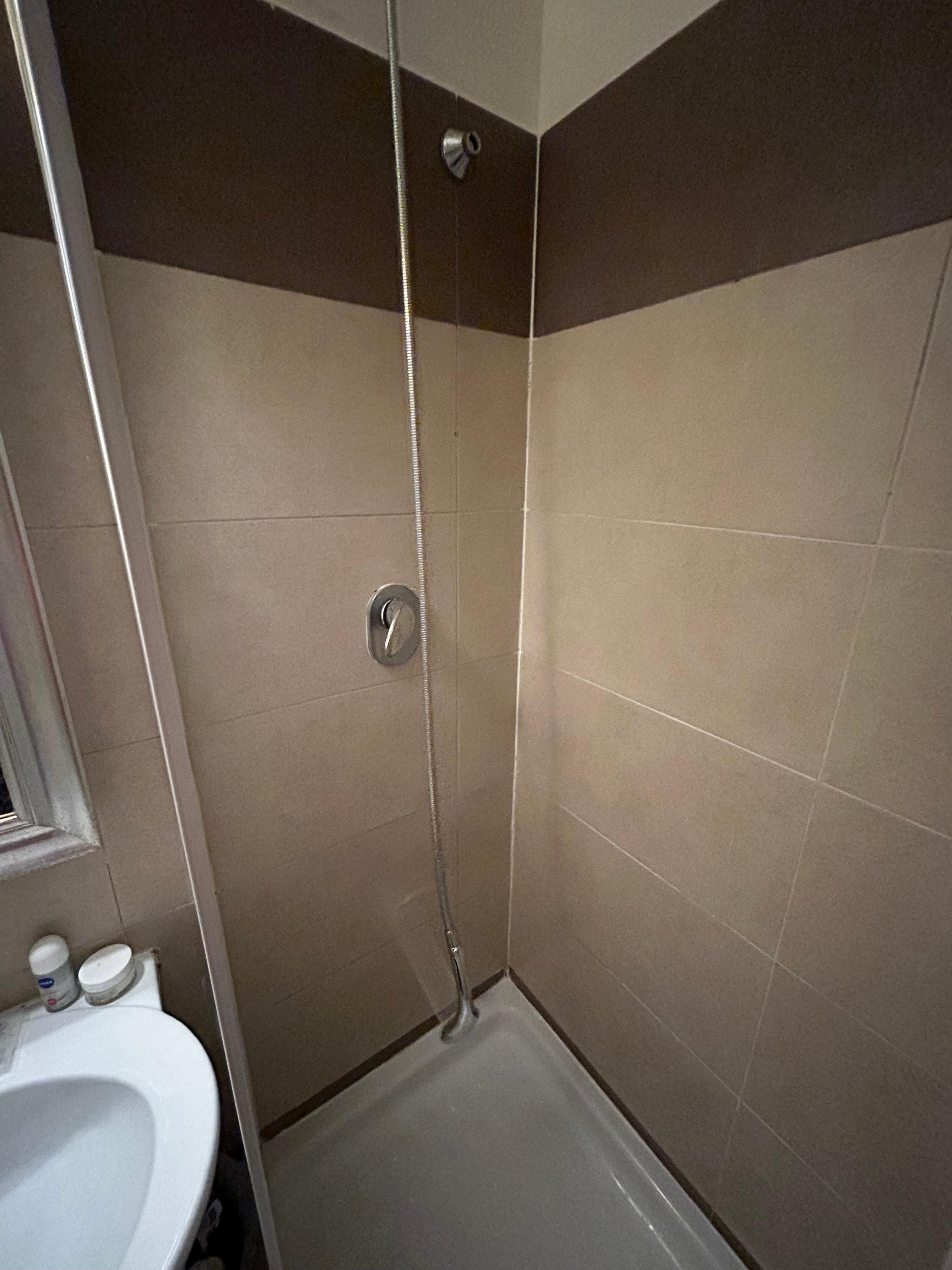 No way to hang the shower head 