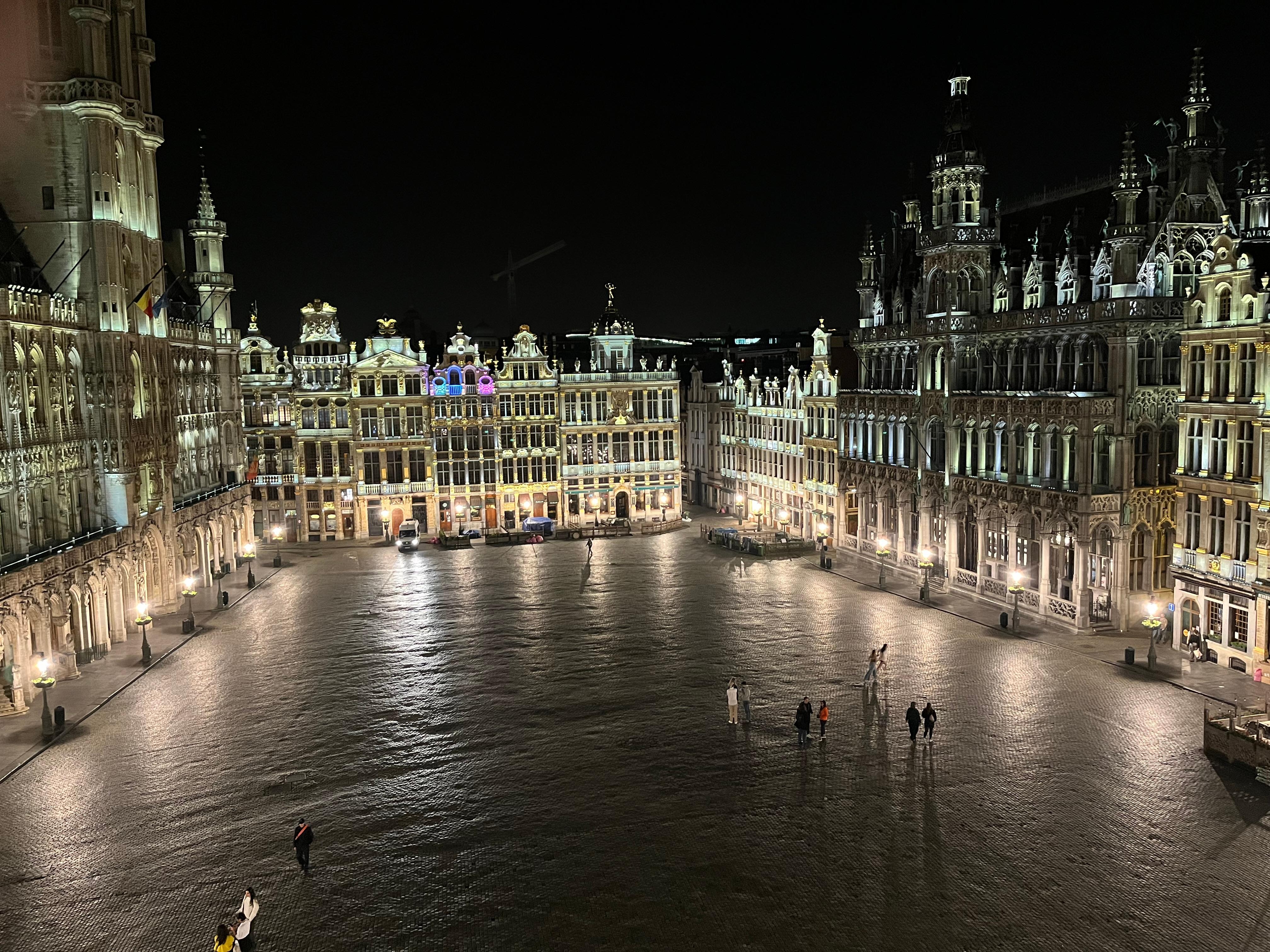 窓から夜のグランプラス。