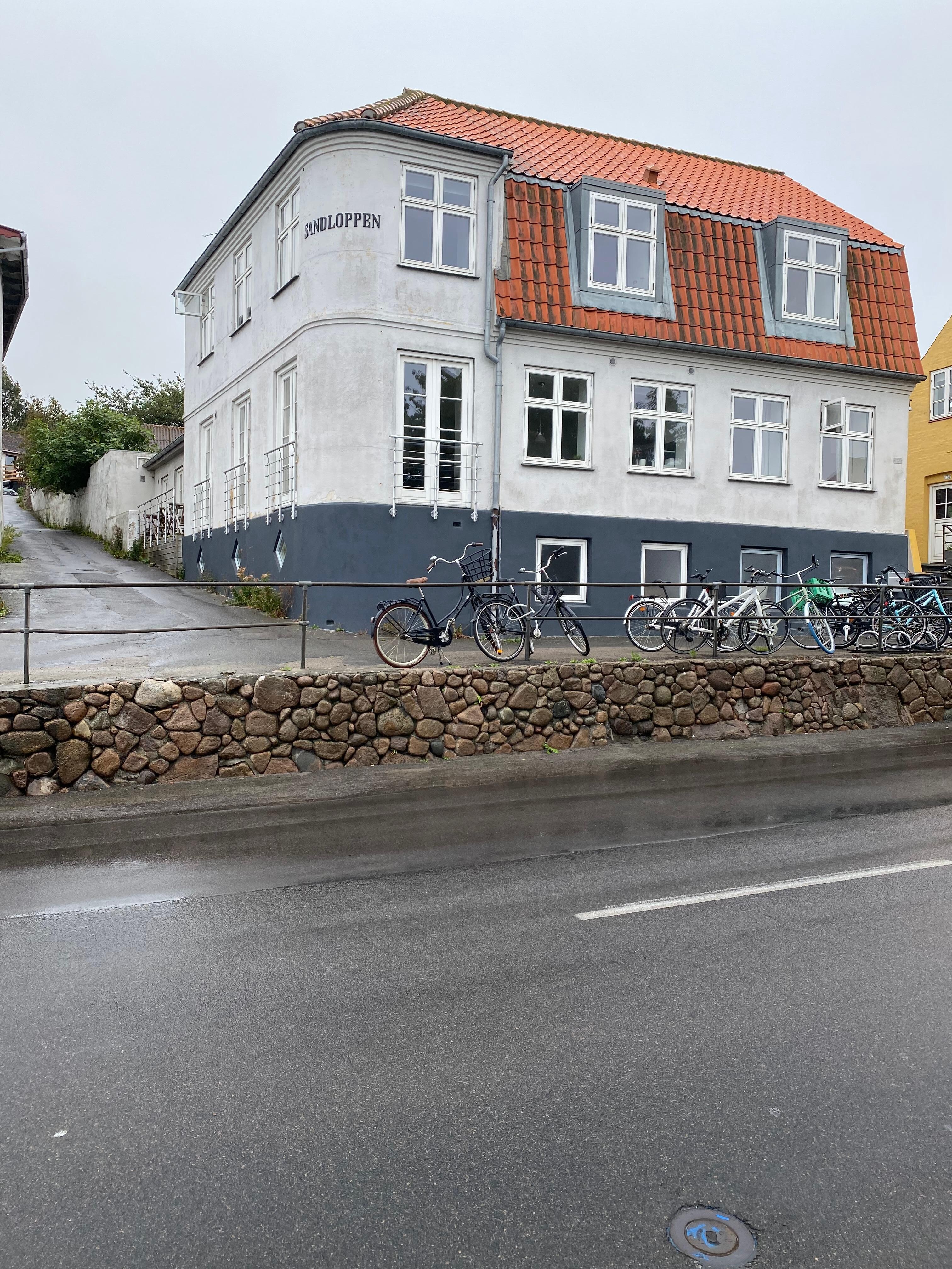 Strand og sjø på andre siden av veien