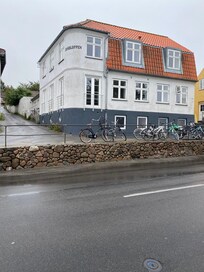 Strand og sjø på andre siden av veien