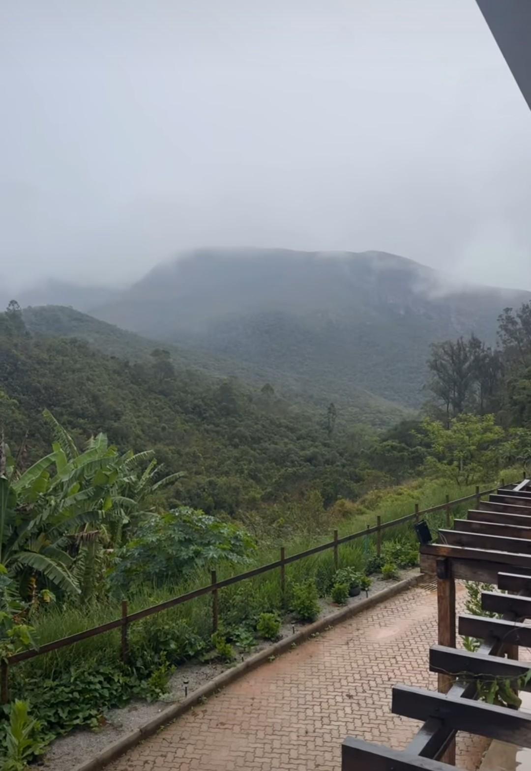 Vista da sacada do lobby dos quartos em um dia chuvoso.