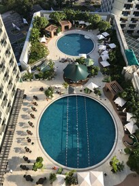 Udsigt fra værelset, når linsen blev drejet ned på poolområdet