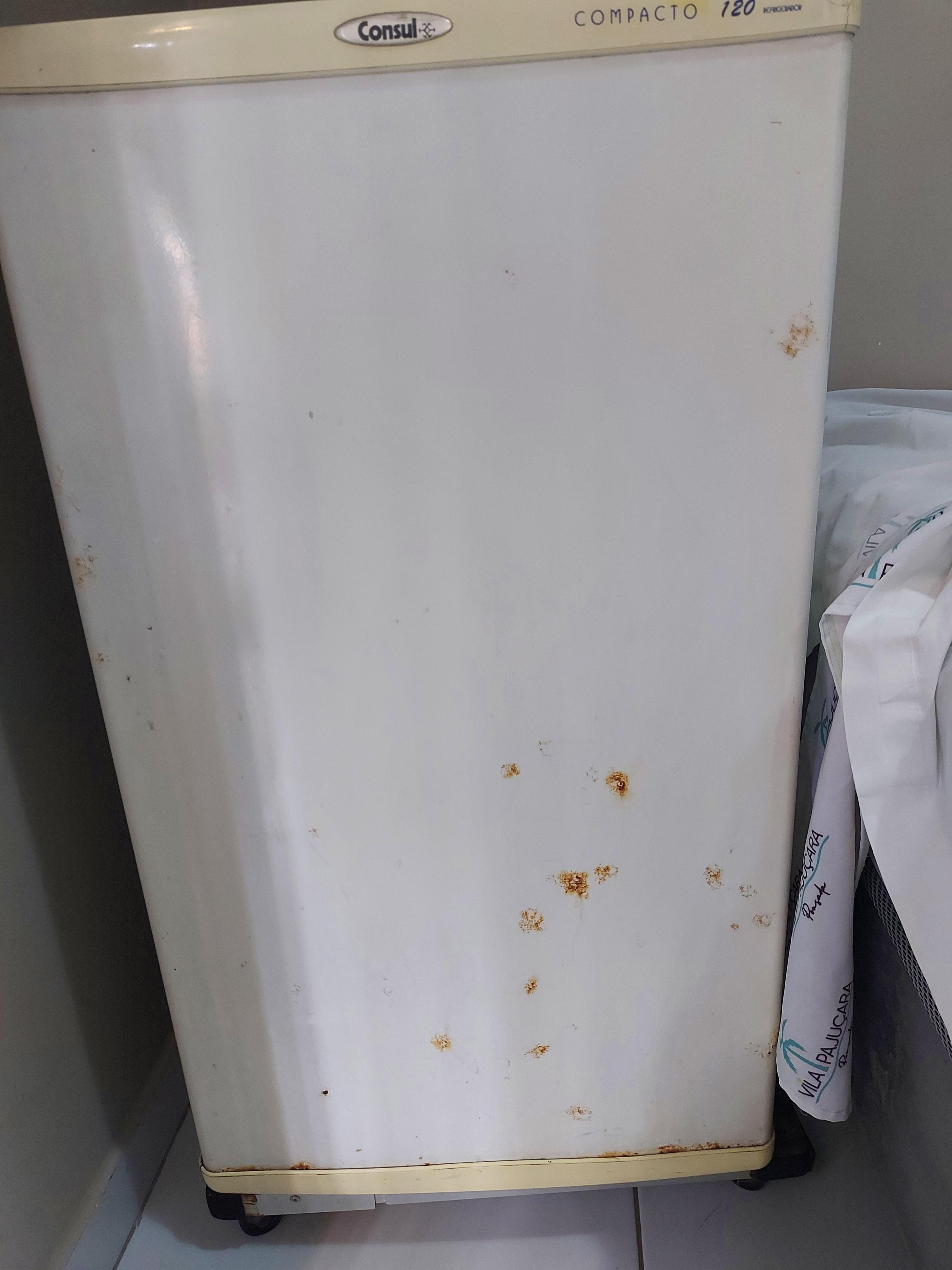 Frigobar velho, oxidado e dando choque.