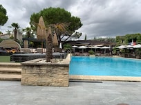 La piscine et le restaurent