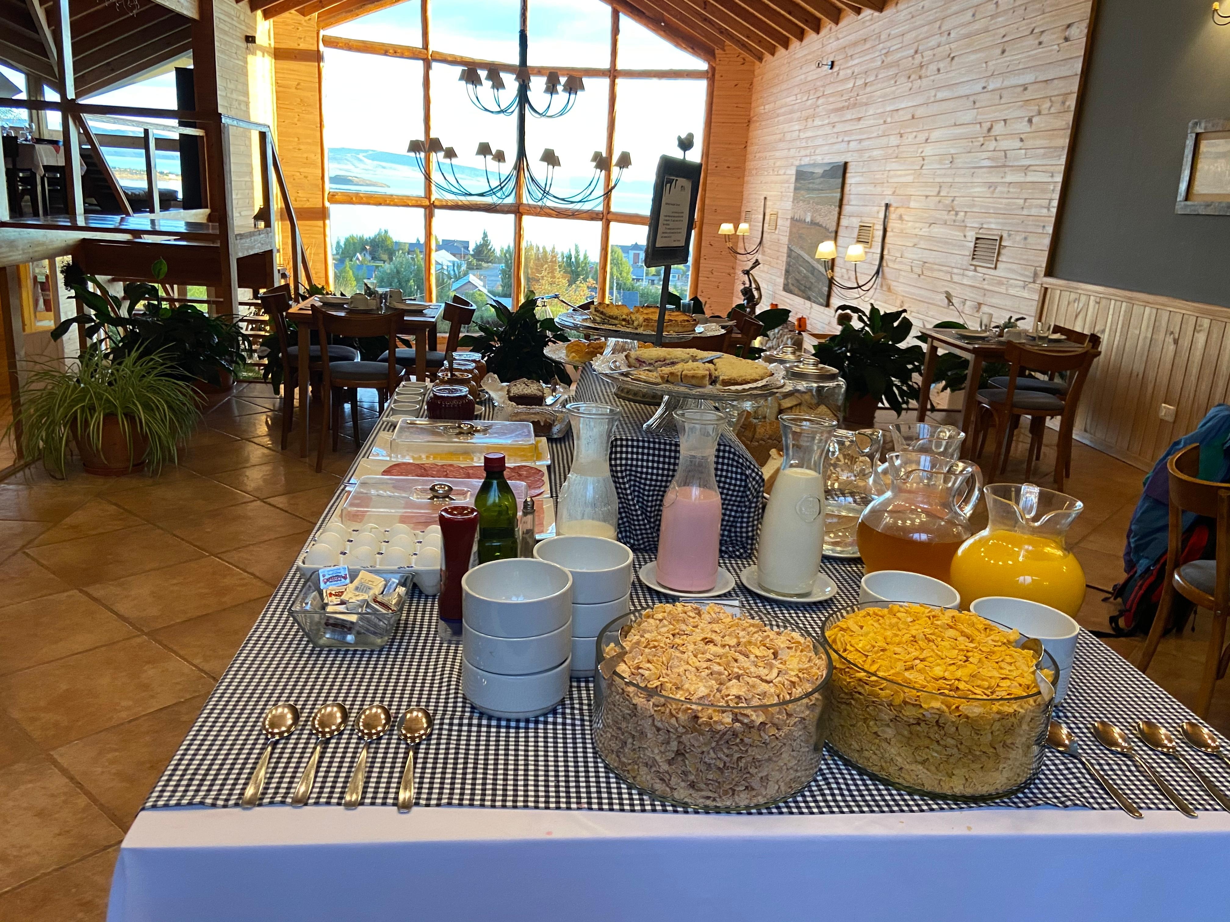 Café da manhã bom. Tem uma senhora que atende é maravilhosa bem solicita faz ovos mexidos excelentes
