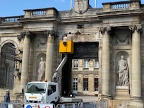 The door of the Town hall was damaged after the streik.