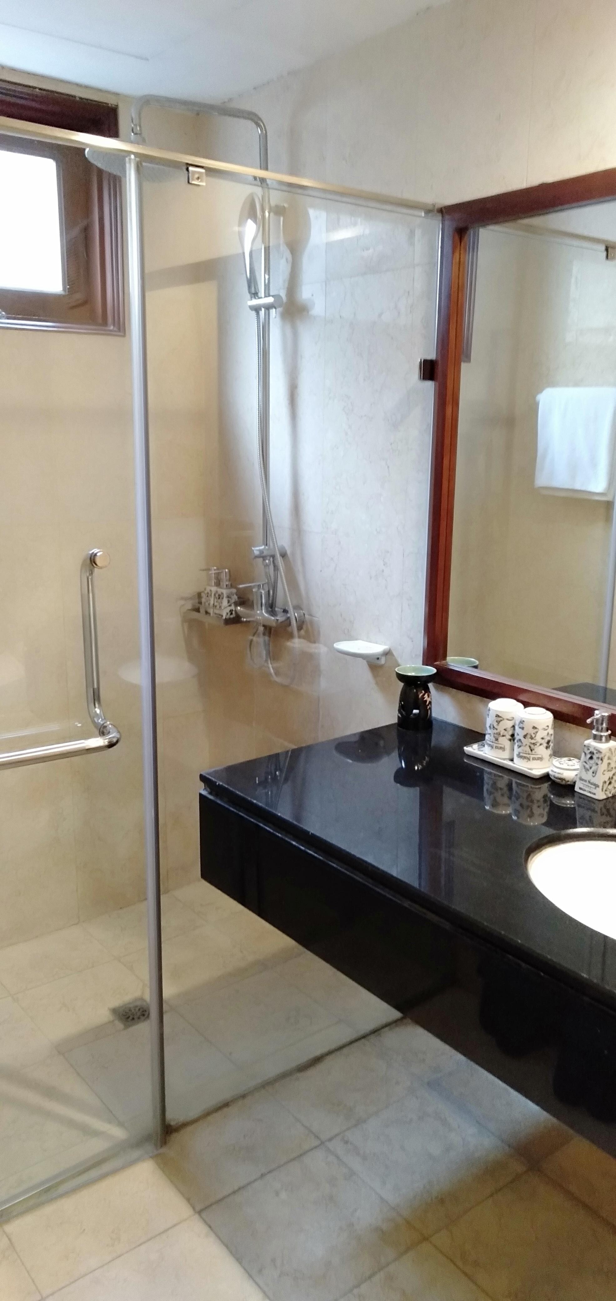 シャワーのみ、バスタブ付きの部屋は騒音が激しいとのこと…