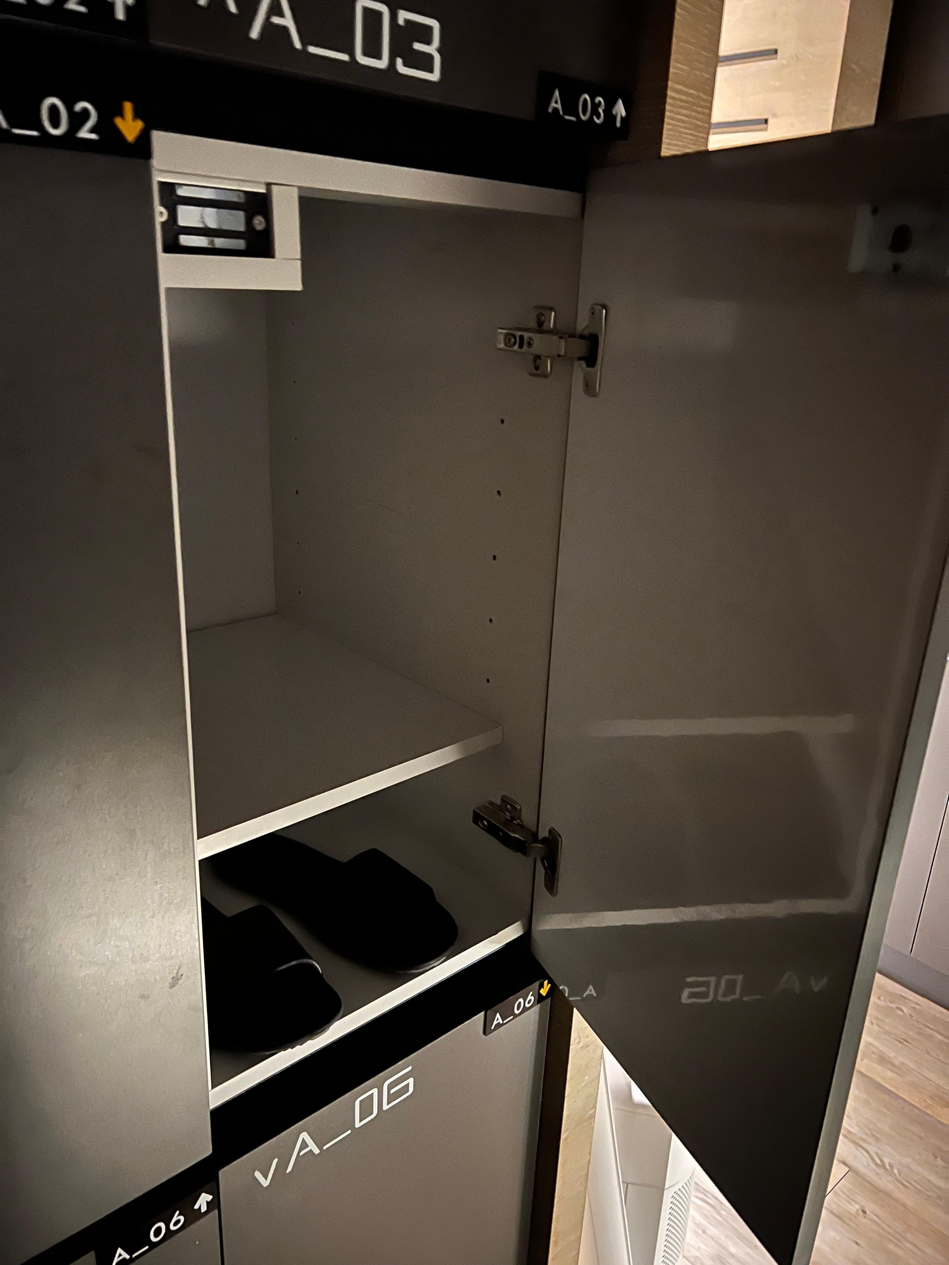 荷物置き場とスリッパ