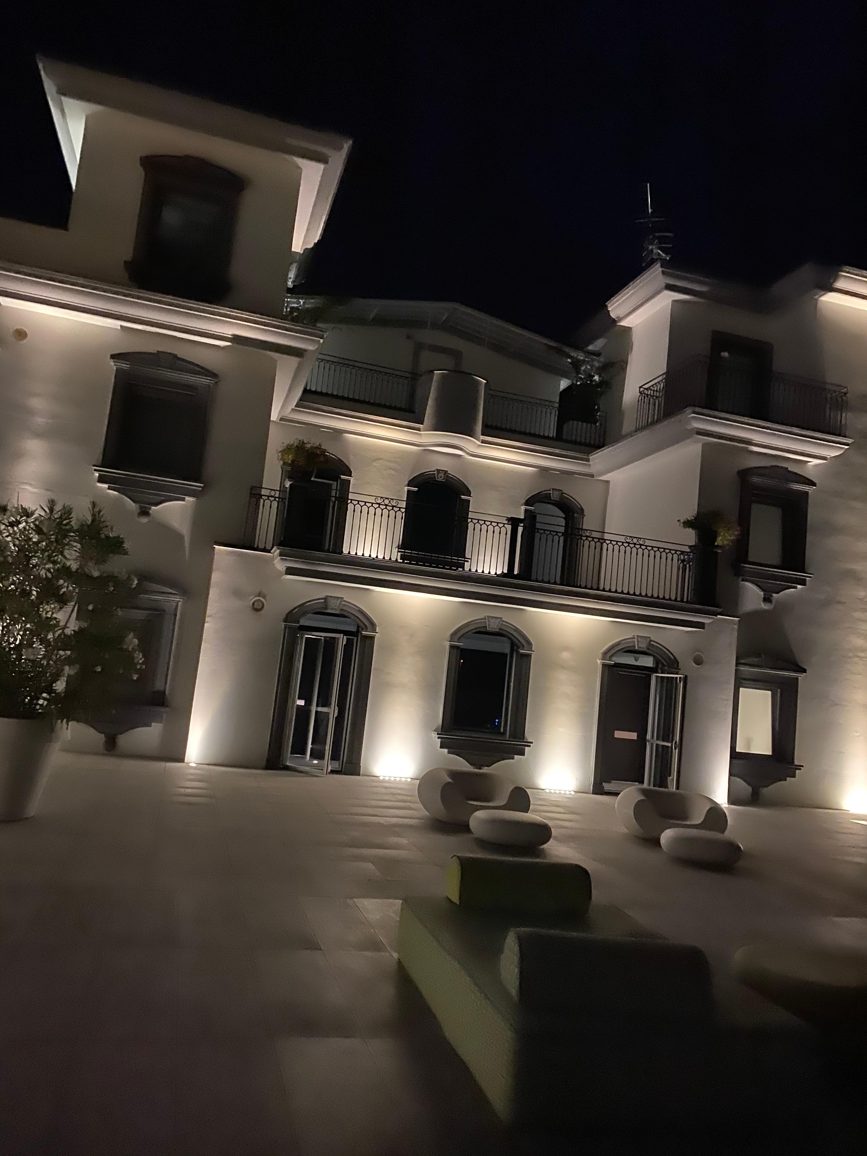 Baksidans terass kvällstid 